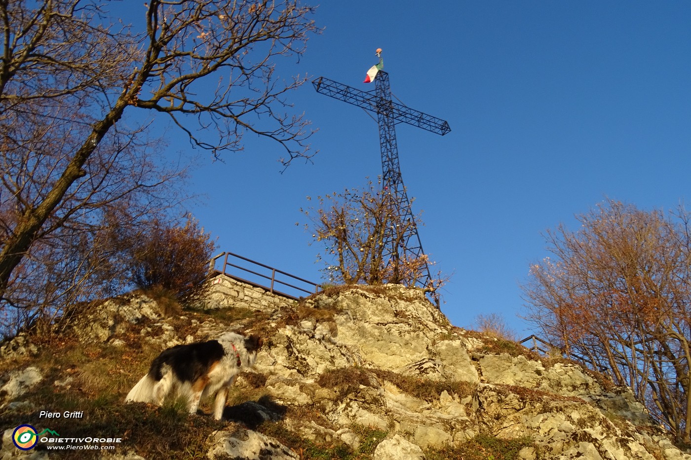 88 Un saluto alla bella alta croce del Monte Ubione.JPG